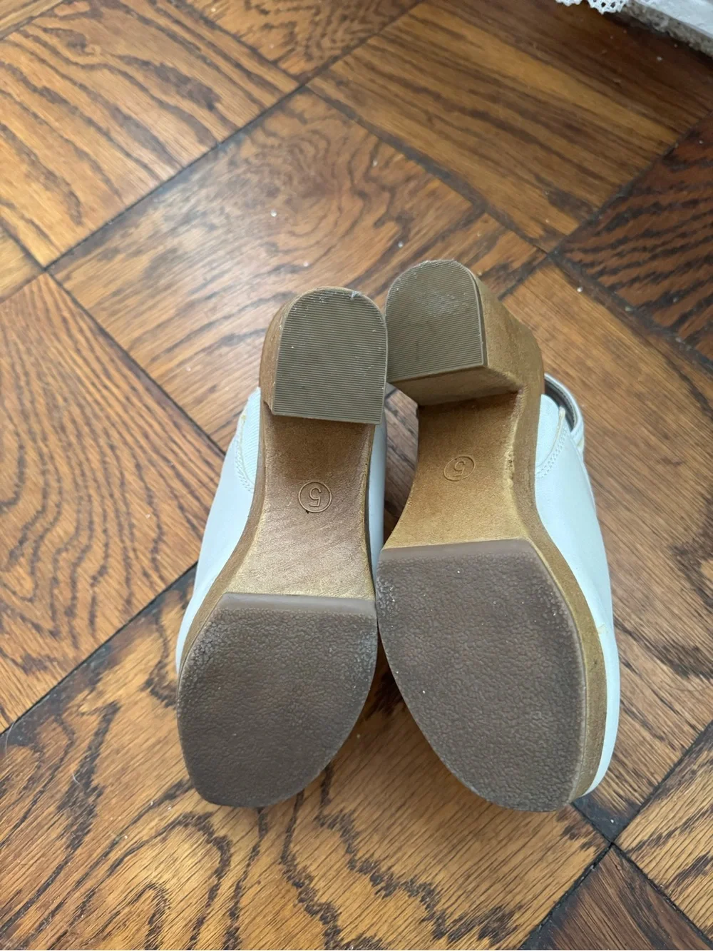Universal Thread White Slingback Platform Clogs with Tan Wood-Look Heel, size 5